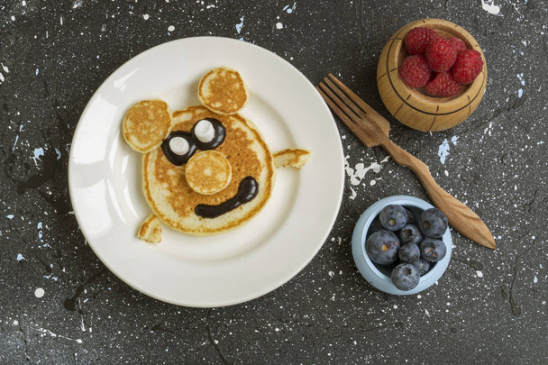 Kahvaltı için çocuklar için krepten yapılmış ayı. - Fotoğraf, Görsel