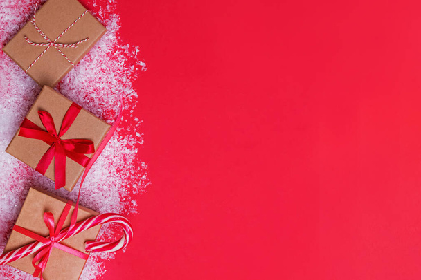 Regali di Natale in scatole su tavola rossa con neve
. - Foto, immagini