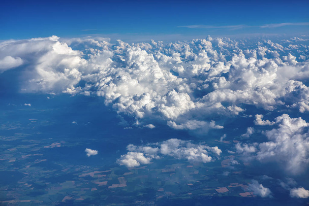 pluizige witte wolken hoog in de lucht - Foto, afbeelding