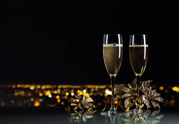 Два бокала шампанского на фоне ночного города
.  - Фото, изображение