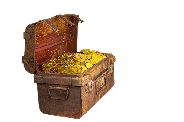 Moneda de oro apilable en cofre del tesoro viejo
  - Foto, Imagen