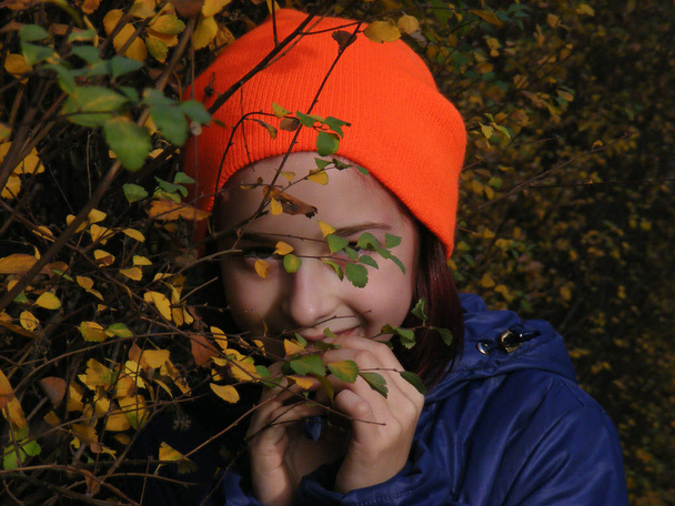 bliska portret pięknej dziewięć lat dziewczynka jesień Park - Zdjęcie, obraz