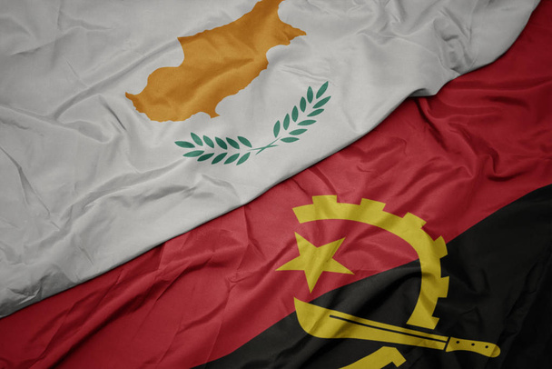 размахивая красочным флагом Анголы и национальным флагом Кипра
. - Фото, изображение