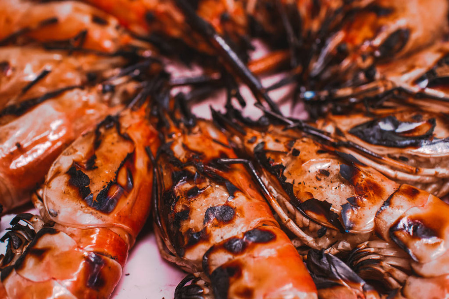 grilled shrimp on the grill - 写真・画像