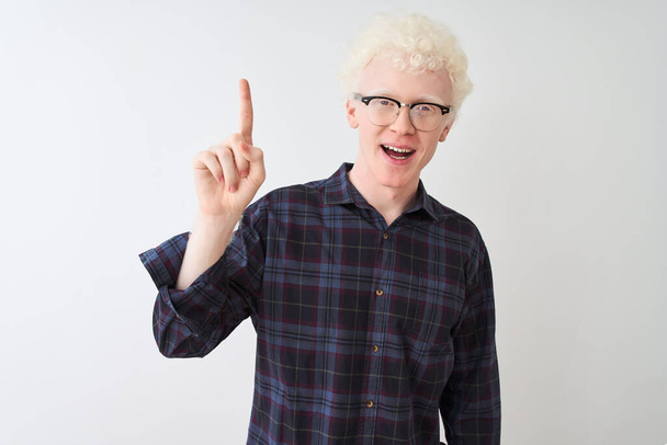 Молодий альбіно блондин у повсякденній сорочці та окулярах над ізольованим білим тлом, вказуючи пальцем на успішну ідею. Вийшов і щасливий. Номер один
. - Фото, зображення