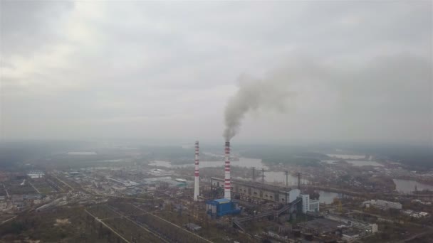 4k. Aerial. Průmyslová zóna s trubkami a kouřem v ponurém dni - Záběry, video