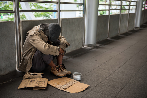 Λυπημένος άστεγος γέρος στην πόλη - Φωτογραφία, εικόνα