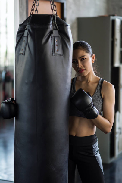 Beauty sexy woman hold punch bag in gym - Foto, afbeelding