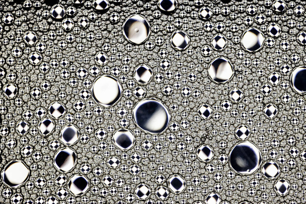 Gotas blancas y negras de aceite en el agua. Círculos y óvalos. Ab
 - Foto, Imagen