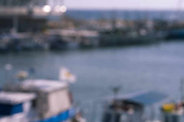 verschwommener Hintergrund mit blauem Meer und Booten, die im Hafen festmachen - Foto, Bild