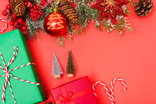 Christmas green gift box and decorations, fir tree branches on r - 写真・画像