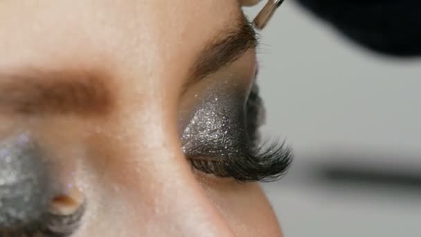 Professional makeup high fashion. The girl model draws eyebrows with a special eyebrow brush. Fashionable smoky eyes. - Footage, Video