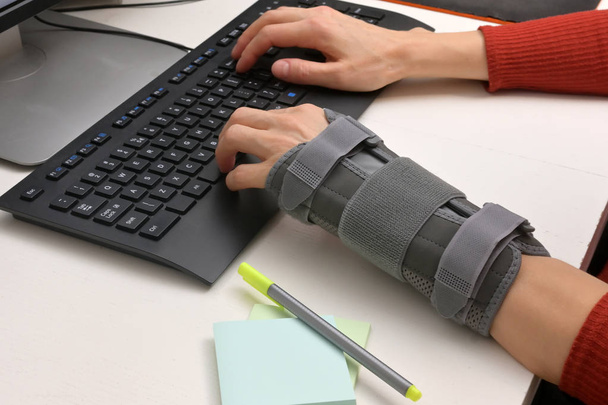 Contused mão da mulher no estabilizador de trabalho
 - Foto, Imagem