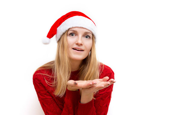 Menina bonita nova em suéter tricotado e chapéu de Natal sorrindo. Conceito de férias. Emoção expressão facial
. - Foto, Imagem