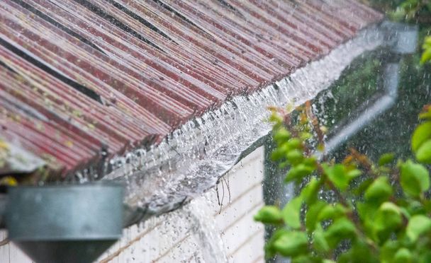 Detailní záběr na vodu přetékající ze staré stoky během silného deště - Fotografie, Obrázek