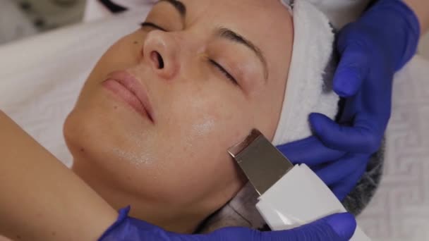 esteticista profesional hace limpieza facial ultrasónica para mujer de mediana edad
. - Imágenes, Vídeo
