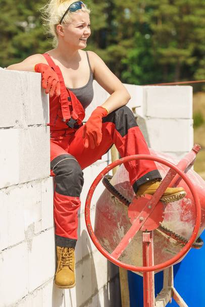 Woman taking break on construction site - Foto, afbeelding