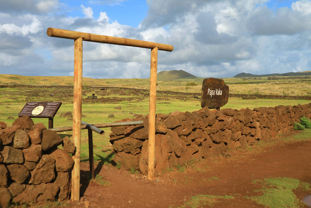 Entrée du site archéologique Papa Vaka des pétroglyphes préhistoriques, île de Pâques, Chili
 - Photo, image