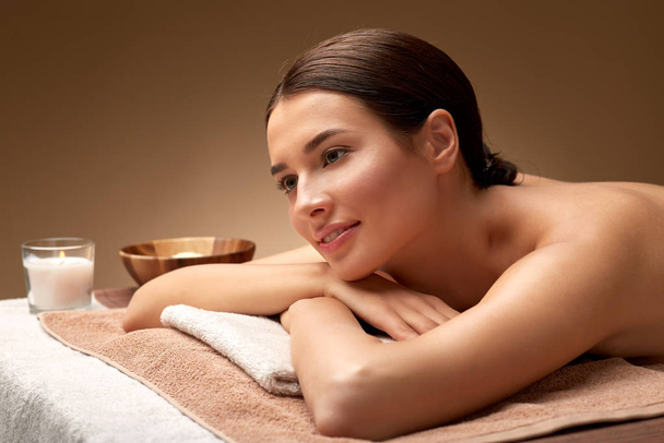 jonge vrouw liggend in spa of massage salon - Foto, afbeelding