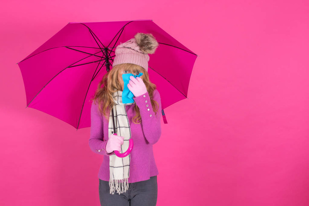 ハンカチと傘を背景にした冷たい女性 - 写真・画像