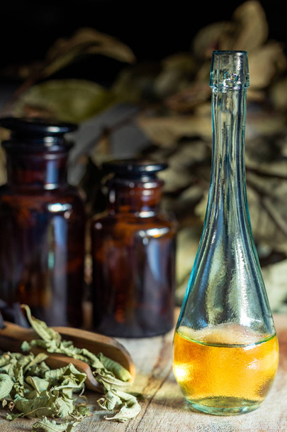 Olej i ekstrakt z ziół i aromatycznych roślin leczniczych, które przyjmują - Zdjęcie, obraz