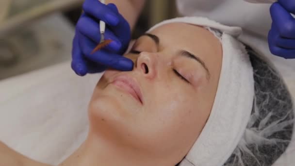 プロの美容師は中年女性のための超音波顔のクリーニングを行います. - 映像、動画