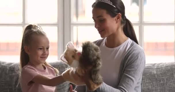schöne verspielte Mutter und kleine Tochter spielen Puppenspielzeug - Filmmaterial, Video