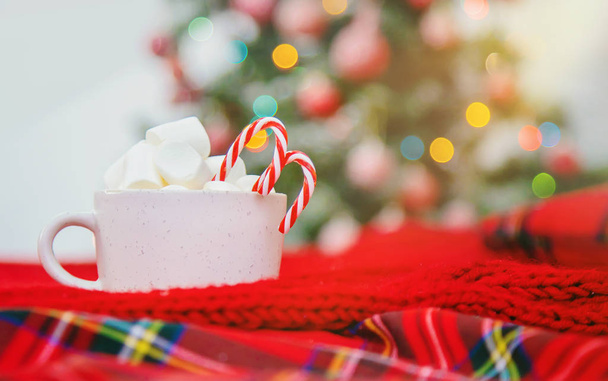 Weihnachtskakao mit Marshmallows und Bonbons. Selektiver Fokus. - Foto, Bild