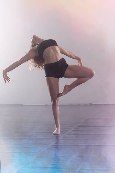 Jeune danseuse moderne dansant en studio. Sport, danse et ur - Photo, image