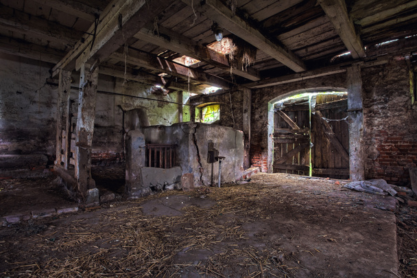 interiér ze staré, chátrající stodoly. - Fotografie, Obrázek