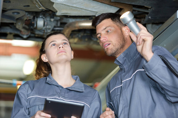 férfi és nő auto mechanika egy autó műhely - Fotó, kép