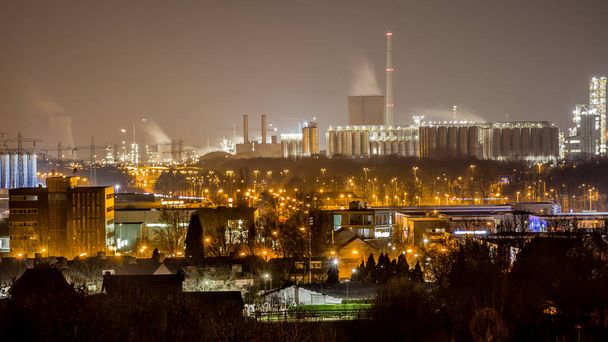 Egy ipari komplexum megtekintése éjszaka Hollandiában - Fotó, kép