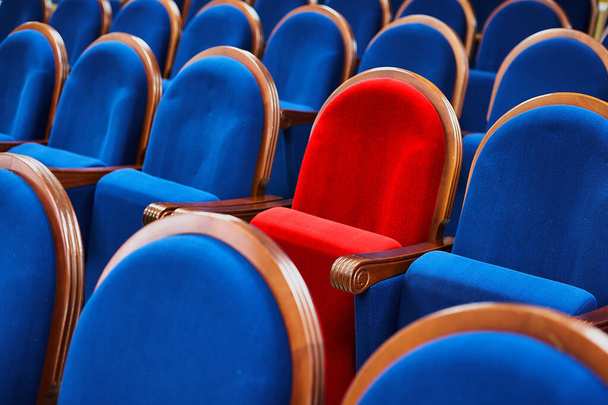 青いシートの間に赤い椅子。会議室の特別席又はVIP席 - 写真・画像