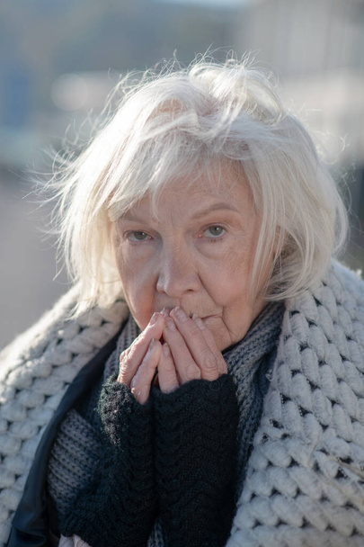 Niebieskooka, starsza bezdomna kobieta czuje się nieszczęśliwa i samotna - Zdjęcie, obraz
