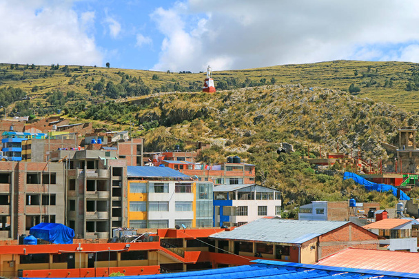 Huajsapata Hill View Point with the Monument to Manco Capac, засновник імперії інків як Seen from Roof Top Near Puno Town Main Square, Перу - Фото, зображення