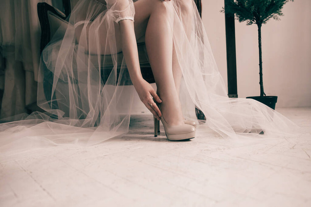 close up. bride trying on elegant wedding shoes. - Foto, imagen