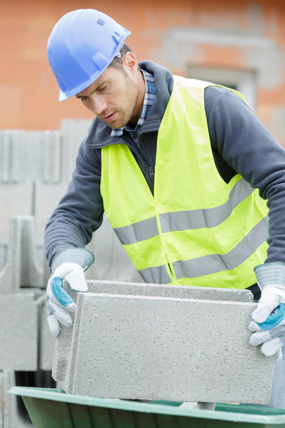 férfi dolgozik beton fal - Fotó, kép