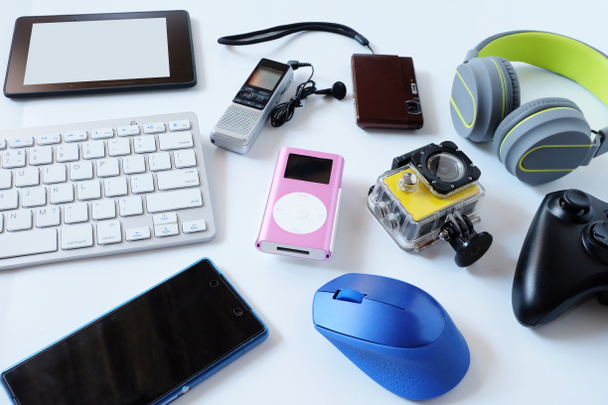 Mnoho moderních elektronických miniaplikací pro každodenní použití na bílém podlaží, použití a recyklace, pohled shora. - Fotografie, Obrázek