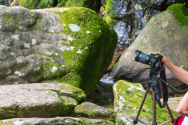 tripé e câmera em rochas de um rio
 - Foto, Imagem