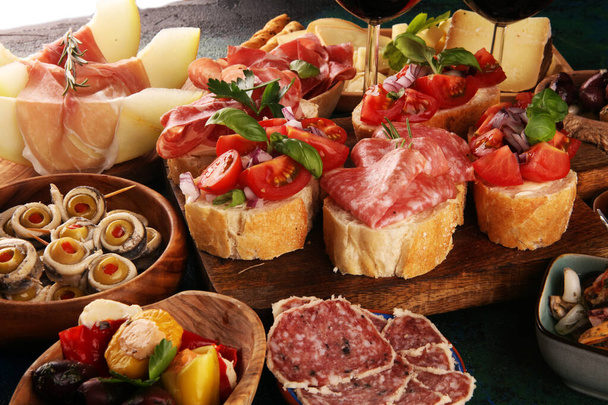 Conjunto de aperitivos de vino antipasti italiano. Variedad de queso, Mediterráneo
 - Foto, Imagen