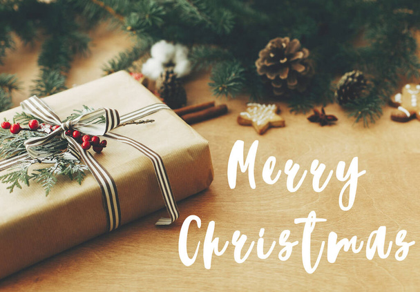 Καλά Χριστούγεννα κείμενο σημάδι στο κομψό ρουστίκ χριστουγεννιάτικο δώρο, πεύκο - Φωτογραφία, εικόνα