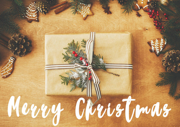 Merry Christmas text sign on stylish rustic christmas gift, pine - Foto, Imagem