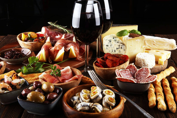 Set de collations au vin antipasti italien. Variété de fromage, Méditerranéen
 - Photo, image