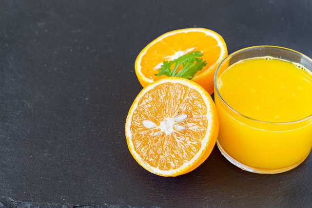 Склянку апельсинового та апельсинового соку розрізати навпіл
 - Фото, зображення
