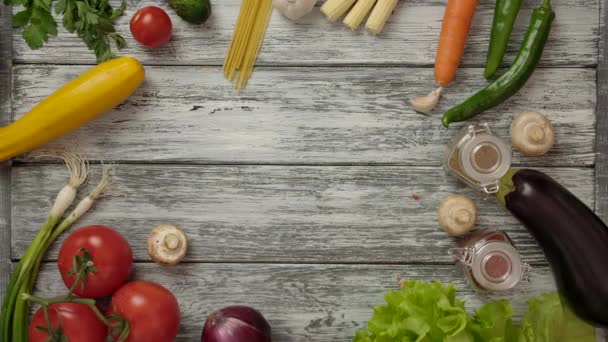 Manos de los cultivos la colocación de cuencos con alimentos en la mesa entre ingredientes saludables - Metraje, vídeo