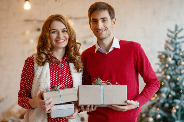 Joyeux jeune couple avec cadeaux de Noël
 - Photo, image