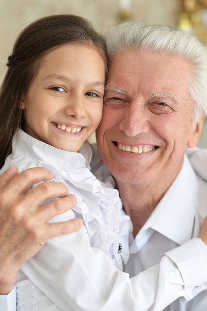 szczęśliwy starszy człowiek z słodkie wnuczka - Zdjęcie, obraz