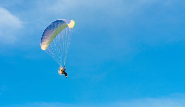 Paraglider op blauwe heldere hemel - Foto, afbeelding