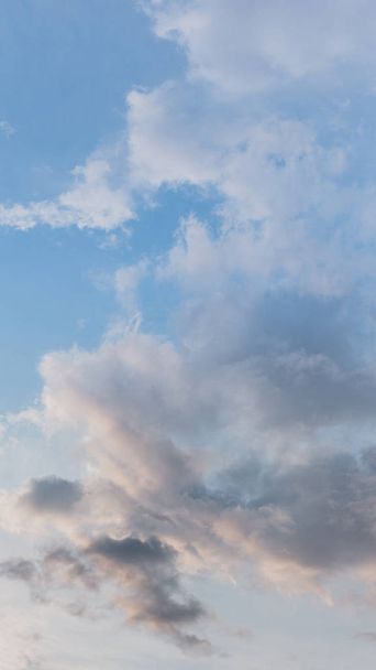 Céu azul com nuvens pouco antes do pôr do sol
 - Foto, Imagem