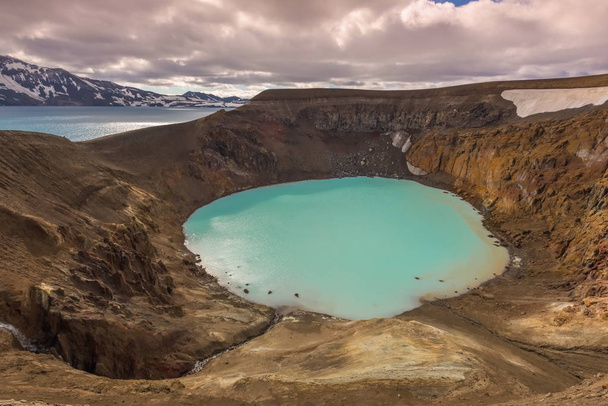 Askja é a cratera vulcânica ou caldeira situada em uma parte remota do planalto central da Islândia. Há lago geotérmico e céu dramático agradável
. - Foto, Imagem